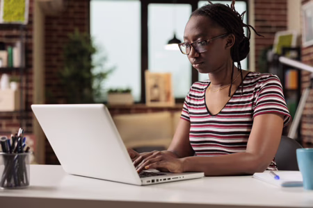 jovem-negra-estudando-no-notebook (1)