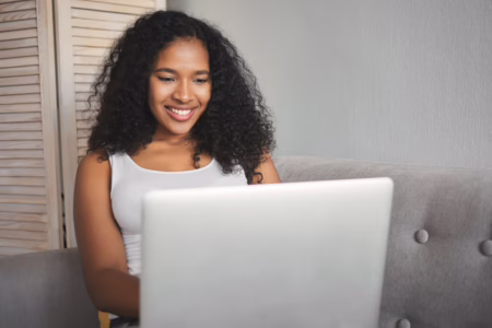 jovem-negra-estudando-no-notebook